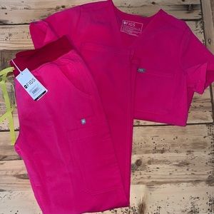 Figs Yola 2.0 Scrub Pants NWT: Figs one pocket scrub top